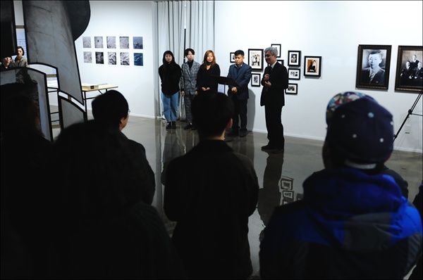 2018 대전테미예술창작센터 지역리서치 프로젝트 결과보고전 개막식이 11월 8일 오후 4시, 대전테미예술창작센터 1층 전시실에서 개최되었다. 개막식에 참석한 대전문화재단 박만우(본명 박동천) 대표