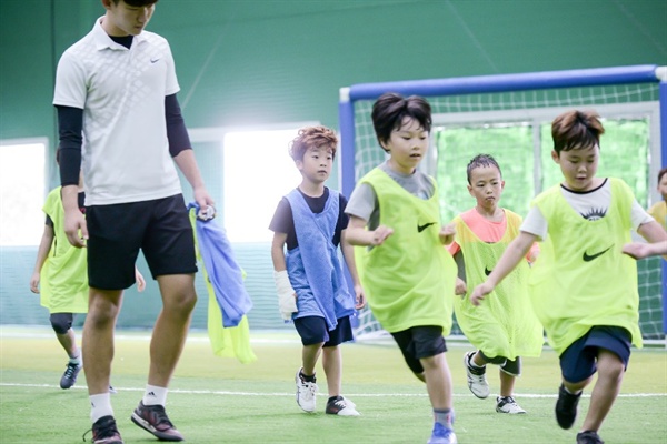 즐겁게 축구를 하고 있는 아이들의 모습. 김 감독은 서산 실내축구센터를 축구를 통해 어린이들에게 꿈과 희망을 심어주는 곳으로 만들 계획이다. 