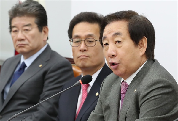  자유한국당 김성태 원내대표(오른쪽)가 9일 오전 국회에서 열린 원내대책회의에서 발언하고 있다.