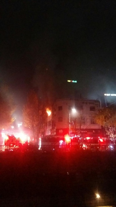 서울 종로구 관수동 한 고시원에서 9일 오전 5시쯤 화재가 발생해, 6명이 사망하고 11명의 부상자가 발생했다. 한 주민이 찍은 화재 순간  