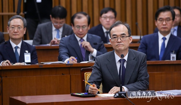 문무일 검찰총장이 지난 11월 9일 오전 국회 사법개혁특별위원회에 출석해 의원들의 질문에 답변하고 있다. 