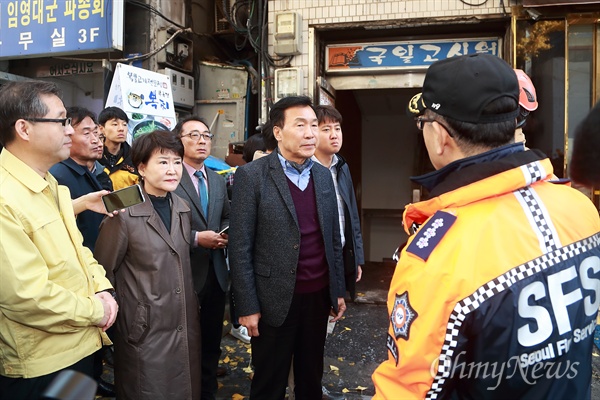 바른미래당 손학규 대표, 이준석 최고위원 등이 9일 오전 화재가 발생해 10여명의 사상자가 발생한 서울 종로구 한 고시원 화재현장을 방문해 소방 관계자로부터 설명을 듣고 있다.