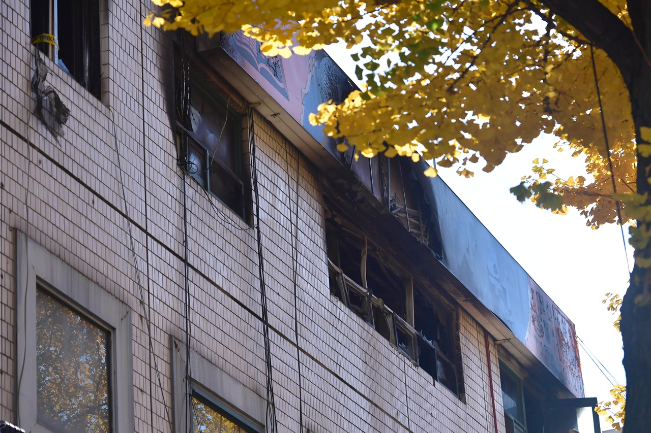 9일 오전 서울시 종로구 관수동에 위치한 고시원에서 화재가 발생해 고시원 거주자 중 7명이 숨지고 11명이 다쳤다. 2018.11.9