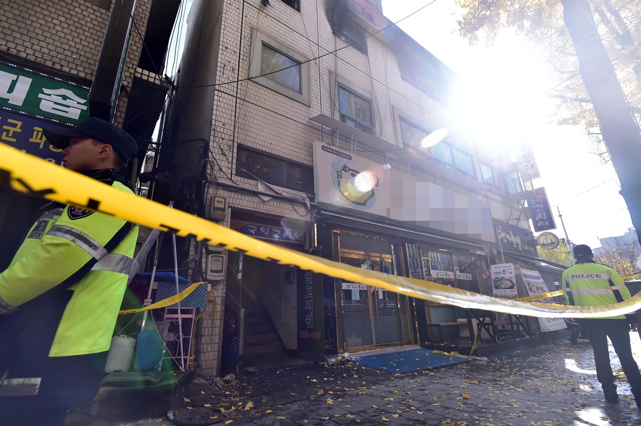 9일 오전 서울시 종로구 관수동에 위치한 고시원에서 화재가 발생해 고시원 거주자 중 7명이 숨지고 11명이 다친 가운데 경찰관들이 화재가 발생한 건물의 출입을 봉쇄하고 있다. 2018.11.9
