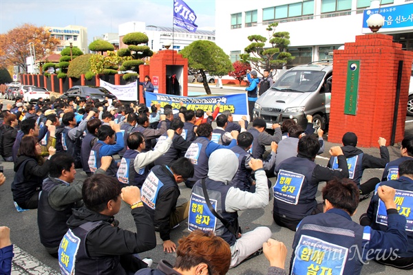 민주노총 경남본부는 11월 9일 낮 12시 창원고용노동지청 앞에서 "불법파견 해결, 비정규직 해고자 복직, 한국지엠 카허 카젬 사장 구속 촉구대회"를 열었다.