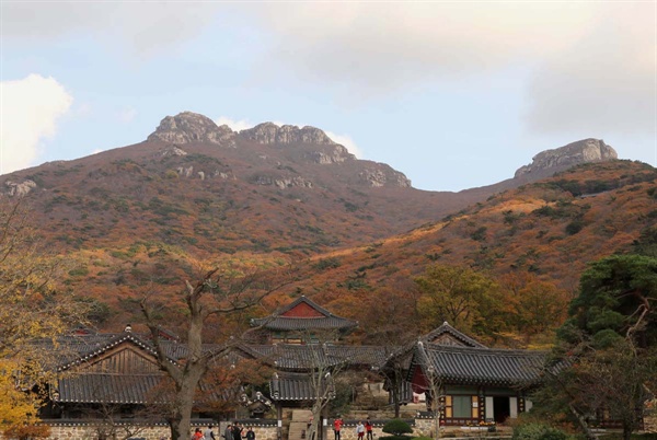  두륜산 산정에 누워있는 비로자나 와불. 대흥사 마당에서 본 풍경이다.