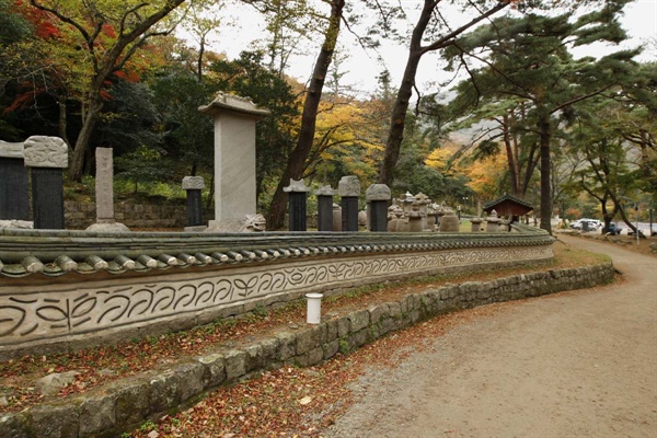 대흥사 부도밭 앞 풍경. 절집을 일으킨 큰스님들이 모셔져 있다.