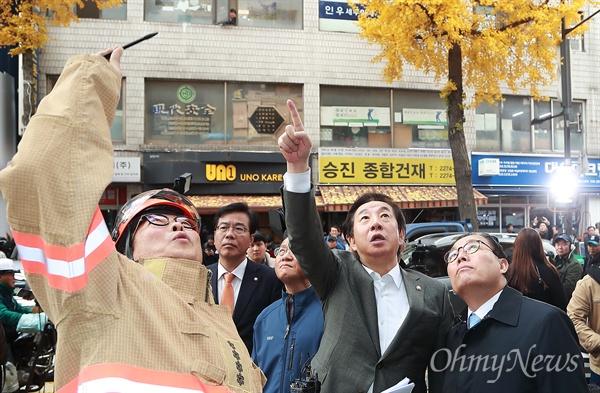 김성태 자유한국당 원내대표가 9일 오전 10여명의 사상자가 발생한 서울 종로구 한 고시원 화재현장을 방문하고 있다.