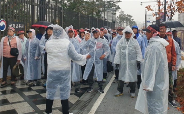 지난 5일부터 강릉안인어촌계원과 인근 어촌계원 200여 명은 세종정부종합청사 앞에서 중앙토지수용위원회가 에코파워의 재심신청을 기각하라고 요구하는 시위를 벌였다.