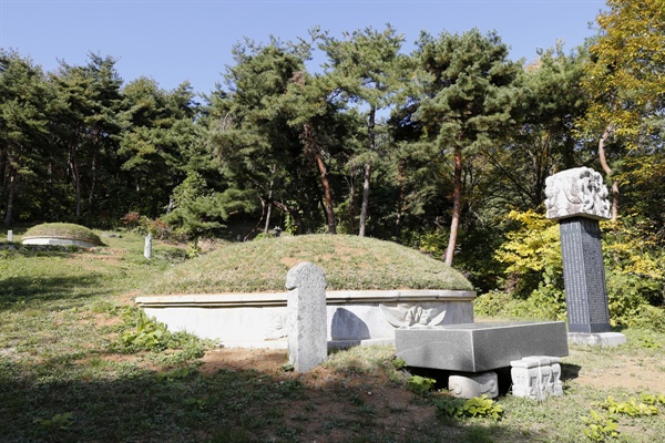 필문 이선제의 무덤. 그의 태자리인 광주광역시 원산동에 있다.