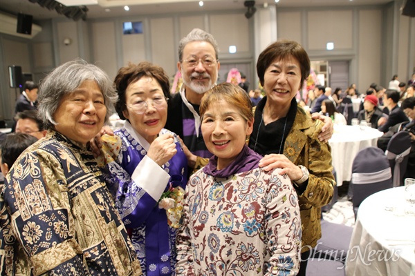 일본에서 위안부 문제 해결을 위해 노력하는 시민단체 관게자들이 9일 오후 열린 이용수 할머니의 구순잔치에 참석해 기념사진을 짝었다.