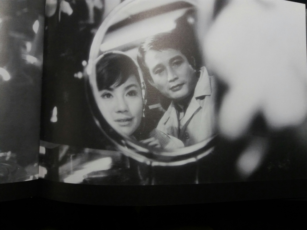  1966년 제작된 영화 <만추>의 스틸 컷. 신성일 추모에디션 <사라진 영화, 만추>에는 영화제작 당시 스틸 컷 200장이 수록돼 있다.