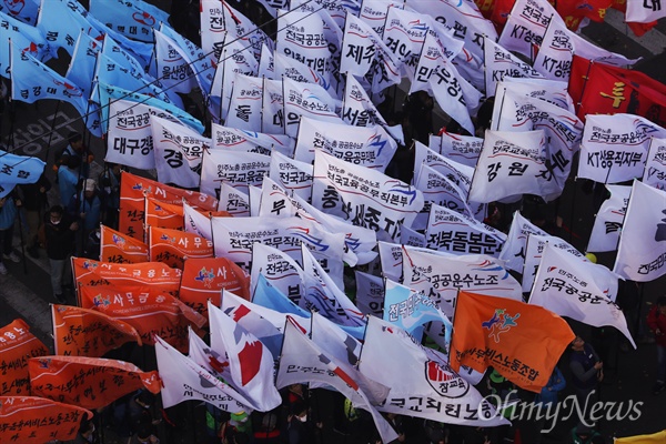 10일 오후 서울 태평로 세종대로 사거리 일대에서 전태일 열사 정신계승 2018전국노동자대회가 열리고 있다. 