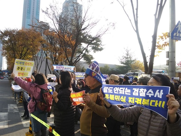 10일 오후 3시 경기 성남 분당경찰서 정문 앞 도로에서 열린 ‘이재명 경기도지사 탄압수사 규탄집회’