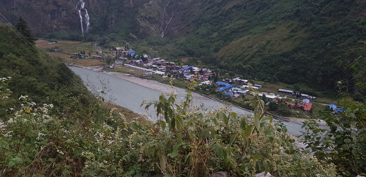 차메 가는 짚차에서 내려다 보이는 마을, 깊은 계곡 사이에 있는 예쁜 마을