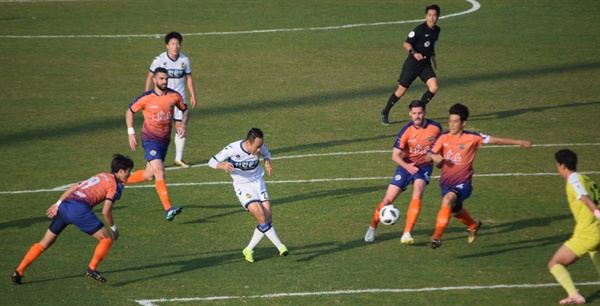  78분, 인천 유나이티드의 문선민이 오른발 슛으로 골을 노리는 순간. 그러나 공은 왼쪽 기둥에 맞고 나왔다.