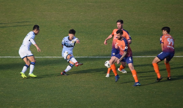  89분, 인천 유나이티드 이정빈(왼쪽 두 번째)이 오른발 슛으로 3-2 펠레 스코어 결승골을 터뜨리는 순간
