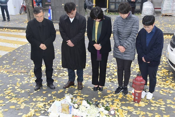 고시원 화재 참사 현장 방문한 이정미 이정미 정의당 대표와 정의당 관계자들이 11일 오후 2시 서울 종로구에 위치한 고시원 화재 참사 현장을 방문했다. 이들은 희생자의 애도와 부상자의 쾌유를 빌었다.이정미 대표는 이날 기자들 앞에서 관련 법령 점검과 소방 안전 소급 적용 등을 주장했다. 또한 재발을 막기 위해 주거복지를 강화해야 한다고 역설했다.