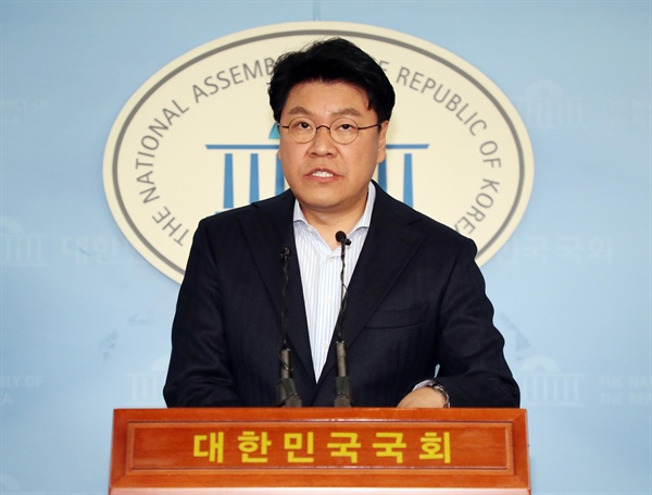 국회 예산결산특별위원회 자유한국당 장제원 간사가 11일 오후 국회 정론관에서 열린 기자회견을 하고 있다. 장 간사는 회견에서 "문재인 정권과 민주당은 조직적으로 '가짜 일자리 예산'을 '진짜 일자리 예산'으로 둔갑시키는 데 혈안이 되어 있다"고 지적했다. 그러면서 "자유한국당은 '문재인 정권의 세금중독 오기예산'을 '국민을 위한 국민의 예산'으로 돌려놓겠다"고 장 간사는 강조했다.