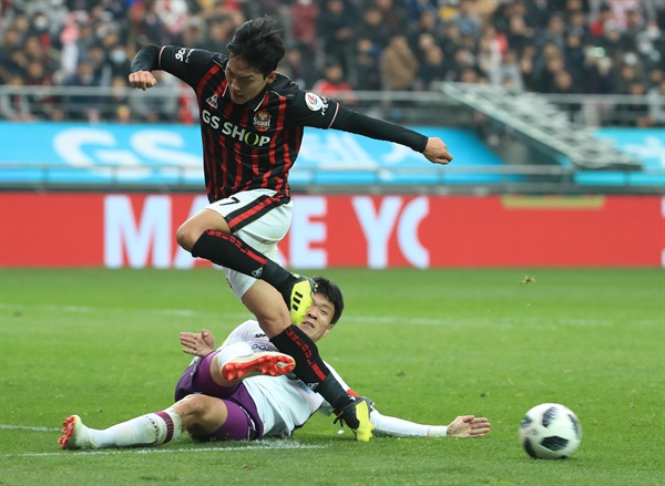  11일 오후 서울상암월드컵경기장에서 열린 2018 케이이비(KEB)하나은행 K리그1 FC서울 대 전남 드래곤즈의 경기. 서울 윤주태가 공을 빼앗기고 있다. 