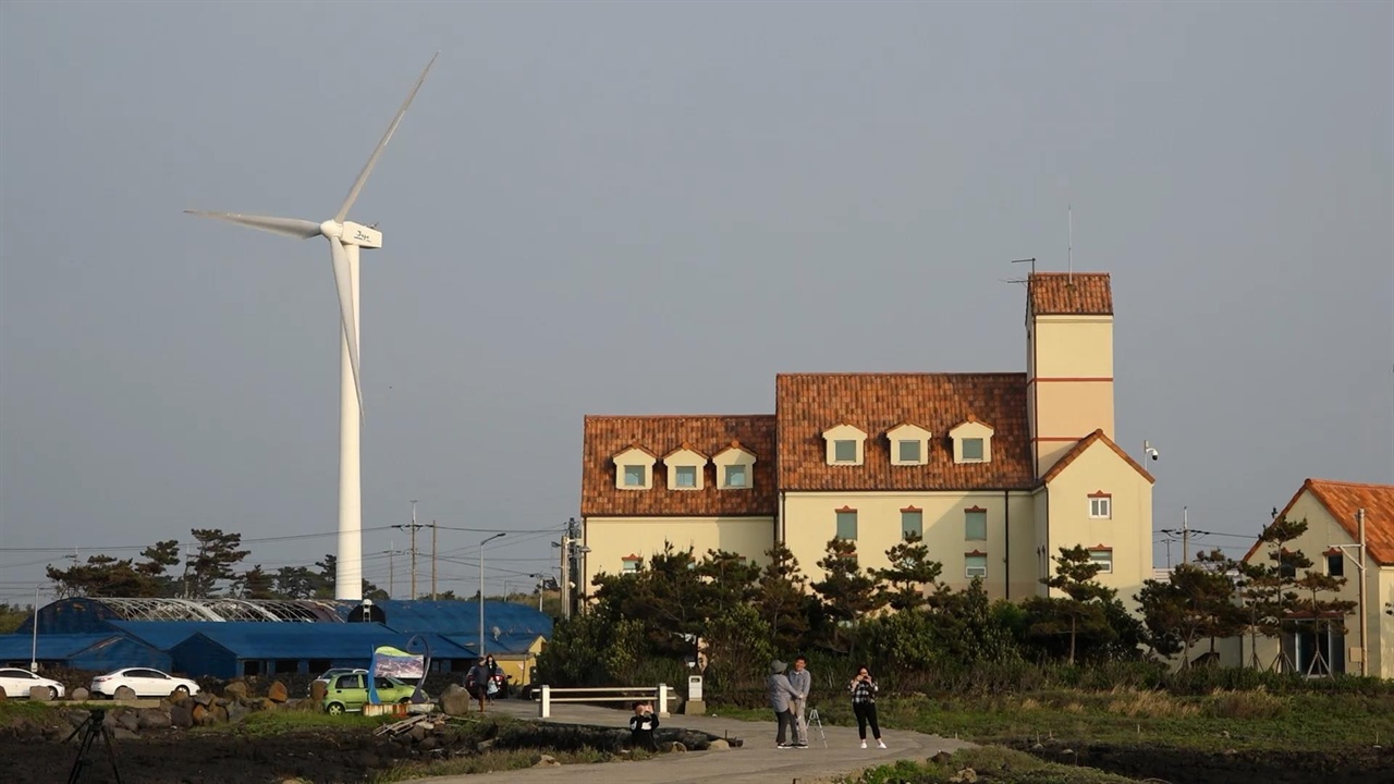 제주시 한경면 바닷가 마을에 설치된 풍력발전기. 바닷가에서 종일 부는 바람은 제주 풍력발전의 주된 경쟁력이다.