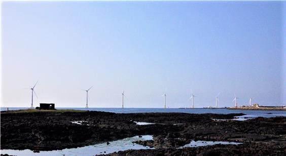 제주시 한경면 신창풍차해안도로에서 본 풍력발전기들. 한국남부발전의 풍력발전기 8대와 제주에너지공사의 풍력발전기 2대가 힘차게 돌아가고 있다.