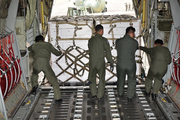11일 오후 제주국제공항에서 공군 장병들이 북한에 보낼 제주산 감귤을 공군 C-130 수송기에 싣고 있다. 정부는 지난 9월 평양정상회담 당시 북한이 송이버섯 2t을 선물한 것에 대한 답례로 제주산 감귤 200t을 12일까지 양일에 걸쳐 북으로 보낸다.