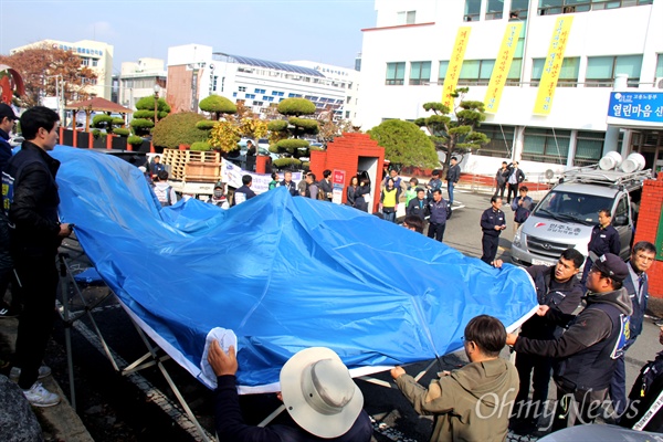  한국지엠 창원공장 비정규직들이 '해고자 복직'과 '불법파견 시정명령 이행' 등을 요구하며 창원고용노동지청 앞에서 천막 농성에 들어가고, 노동지청 건물 3층 회의실 점거농성에 들어갔다.