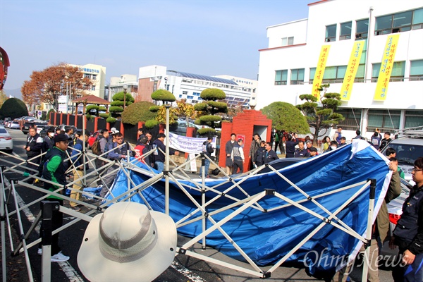 한국지엠 창원공장 비정규직들이 '해고자 복직'과 '불법파견 시정명령 이행' 등을 요구하며 창원고용노동지청 앞에서 천막 농성에 들어가고, 노동지청 건물 3층 회의실 점거농성에 들어갔다.