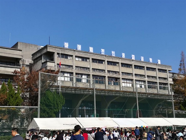 아이치 조선중고급학교 교사. 세워진 지 45년이나 지나서 새 교사를 짓는 것이 이 곳 학생들의 꿈이다. 