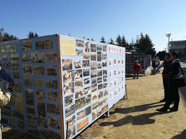 아이치 조선중고급학교 창립 70주년 행사 운동장에서 학교의 역사가 담짐 사진전이 열리고 있다. 