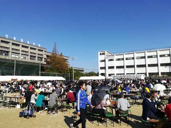 기념축전이 진행된 운동장. 참석자들이 운동장을 가득 메웠다. 