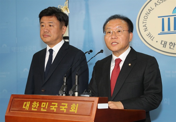 자유한국당 윤재옥(오른쪽), 바른미래당 유의동 원내수석부대표가 12일 오후 국회 정론관에서 기자회견을 열고 이날 오후에 열기로 한 여ㆍ야ㆍ정 국정상설협의체 합의문 이행 추진을 위한 3당 실무TF 회의에 정부의 인사강행 등을 이유로 야당이 참여를 보류하겠다고 밝히고 있다.