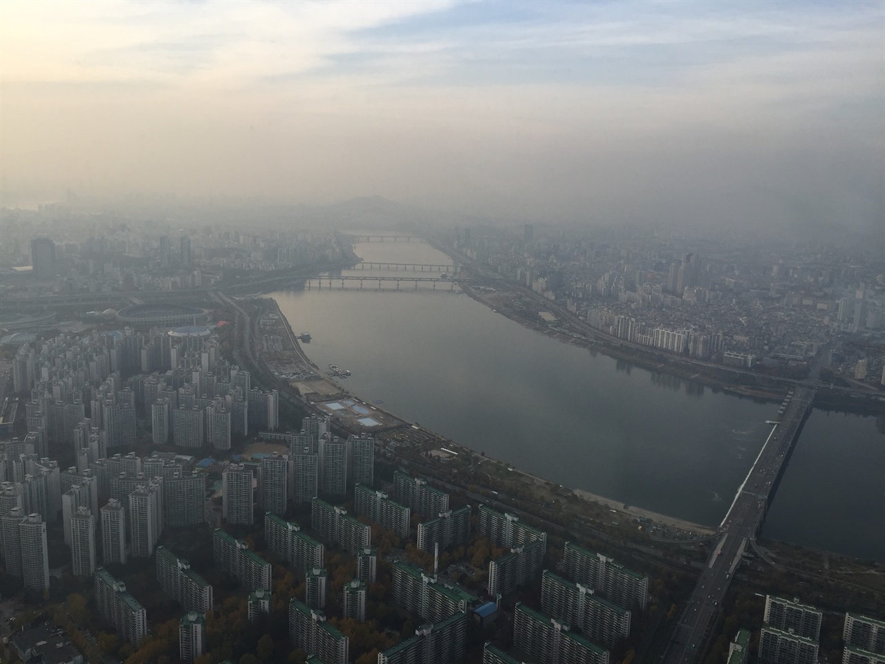 서울 잠실롯데타워에서 바라본 미세먼지로 뒤덮인 한강