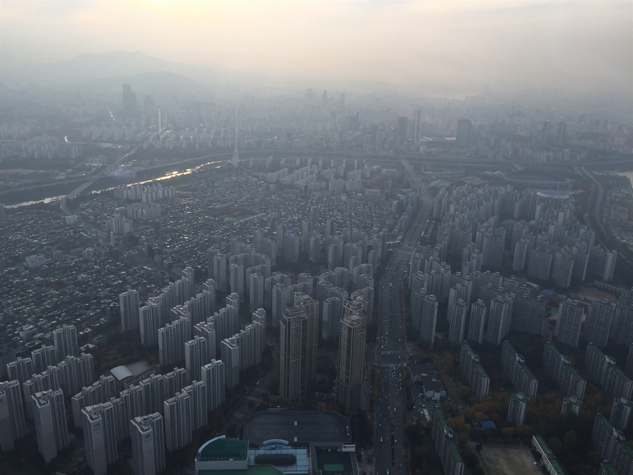 잠실롯데타워에서 안개처럼 미세먼지가 자욱한 서울의 모습