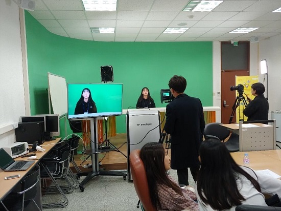 제2기 행복기자학교 수강생들이 저널리즘스쿨에 있는 <단비뉴스> 스튜디오에서 앵커 촬영 등 TV뉴스 제작 체험을 하고 있다.