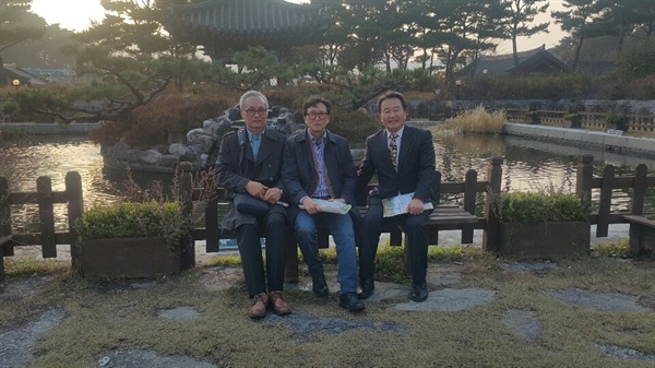 학술대회를 마치고 한국가사문학관 연못 앞에서 이달균 시인과 최한선 교수와 함께