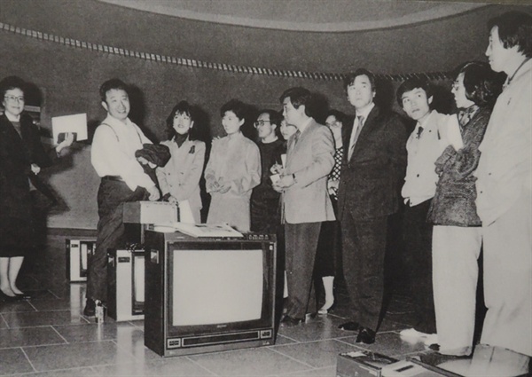 백남준 1987년 11월 1일 서울을 방문해 소프트웨어 분배방식 등을 점검하다. TV 1003대 설치하기로 확정하다. 