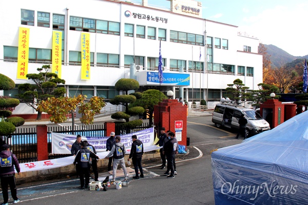  한국지엠 창원공장 비정규직 해고자들은 '복직'과 '불법파견 이행' 등을 요구하며 창원고용노동지청 건물 3층 회의실에서 점거농성을 계속하고 있다.