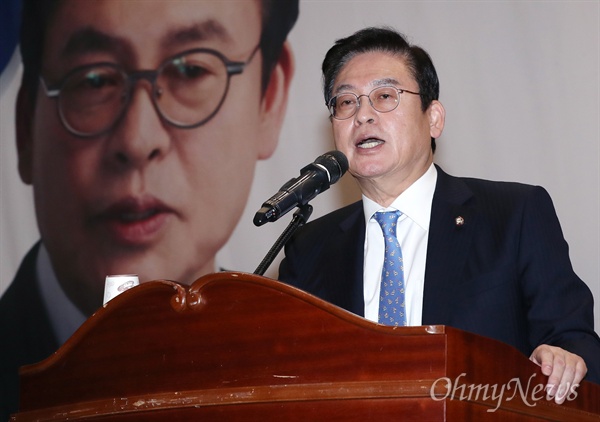 정우택 자유한국당 의원이 13일 오후 국회 의원회관에서 '대한민국 이대로 가야 하나'를 주제로 특별강연을 하고 있다. 