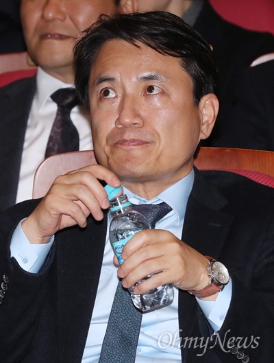 김진태 자유한국당 의원이 13일 오후 국회 의원회관에서 정우택 의원의 '대한민국 이대로 가야 하나'특별강연을 들으며 목을 축이고 있다. 