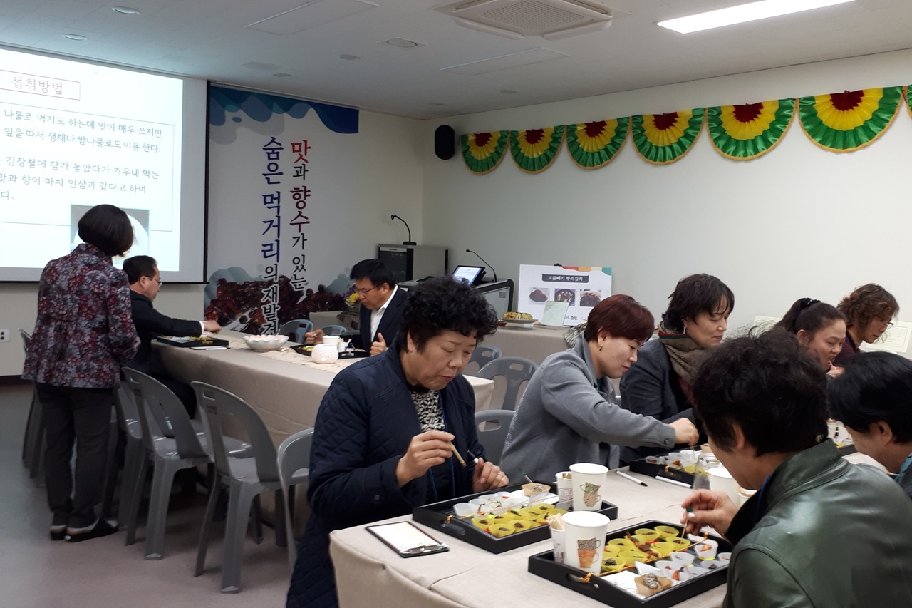  허석 순천시장과 관계자, 소비자 평가단이 전국고들빼기김치경연대회에 출품된 17 종의 김치를 시식하고 있다. 