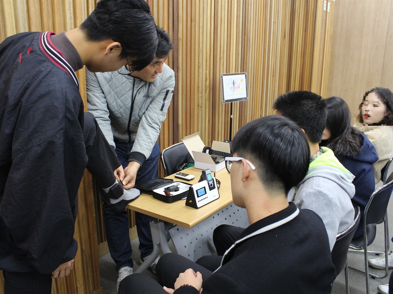 참여한 학생 1명이 전자발찌를 직접 착용해 보고 있다. 