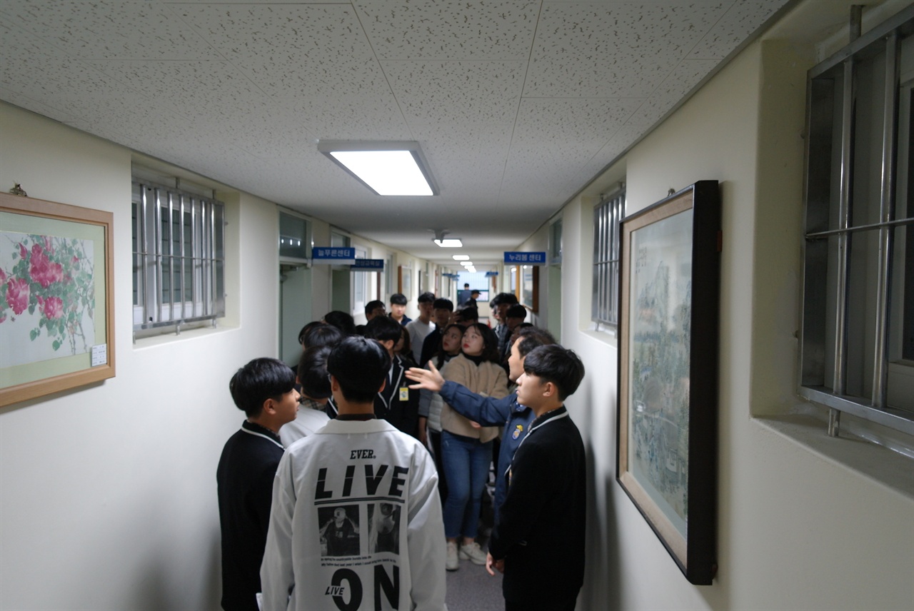 참여한 학생들이 생활관을 둘러보고 있다.