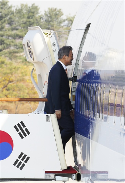 싱가포르 향하는 문 대통령 문재인 대통령이 지난 13일 오전 경기도 성남 서울공항을 통해 아세안(ASEAN·동남아시아국가연합) 관련 정상회의가 열리는 싱가포르로 출국하기 위해 공군 1호기에 탑승하고 있다.