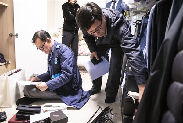 11월 14일 오전 서울시 세금조사관이 서울시 강남구의 한 고액상습체납자 가택수색을 하고 있다.