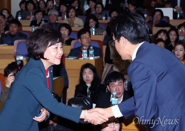 한유총 주최 토론회 참석한 김순례 의원 김순례 자유한국당 의원이 14일 오전 서울 여의도 국회 의원회관에서 한국유치원총연합회(한유총) 주최로 열린 '사립유치원 이대로 지속가능한가' 토론회에서 축사를 마친뒤 이덕선 한유총 비대위원장과 인사하고 있다. 