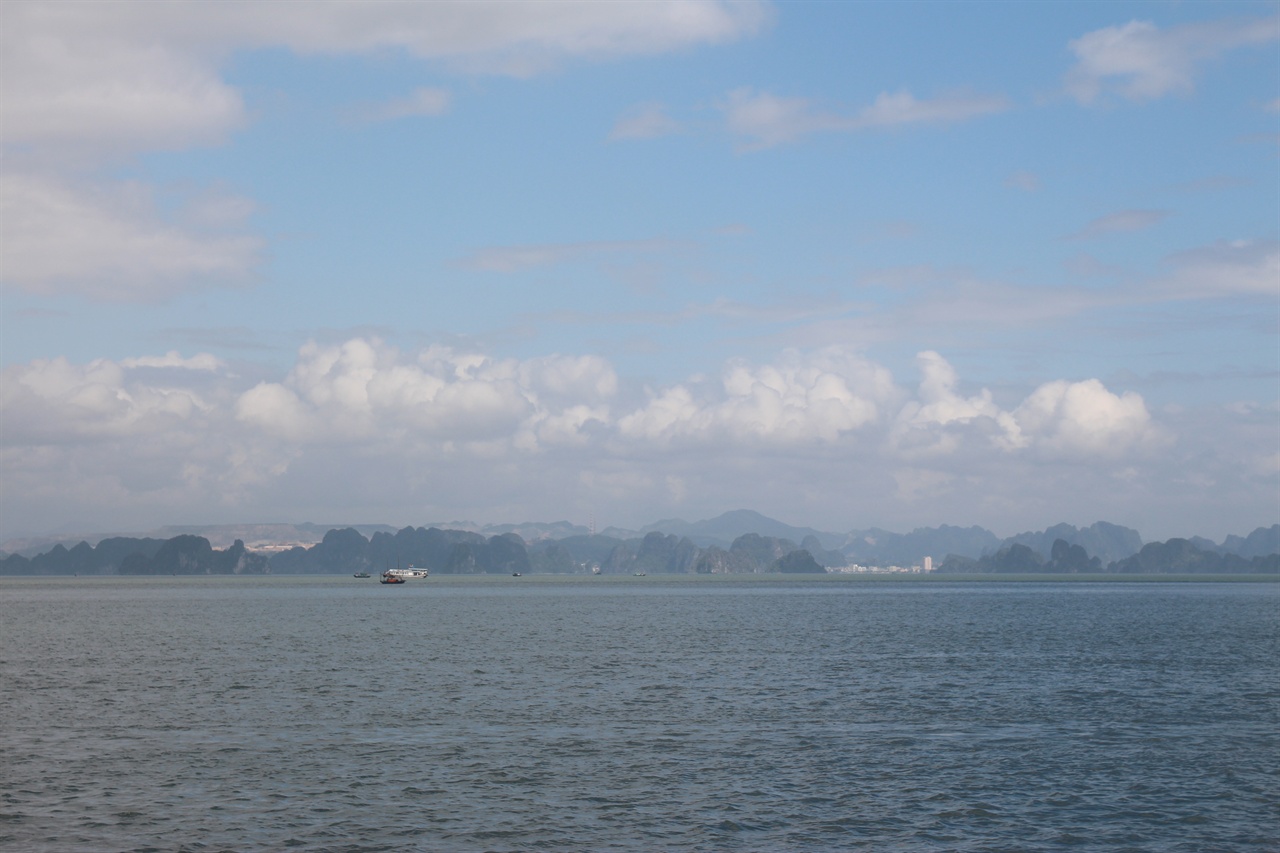 파란 하늘이 보이기 시작하는 하롱베이 섬들의 모습