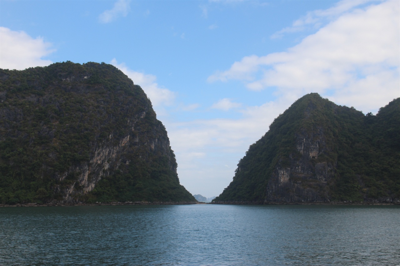 바닷물만 빠지면  서로 걸어 다닐수 있는 하롱베이 섬들의 모습