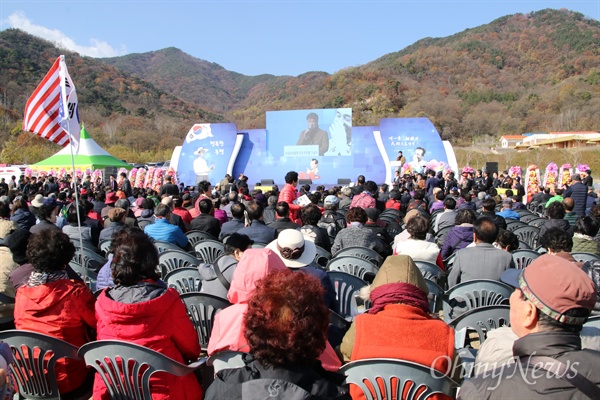 박정희 전 대통령 탄생 101돌 기념행사가 14일 오전 구미시 박 전 대통령 생가 일원에서 1000여 명의 참석자들이 참석한 가운데 열렸다.